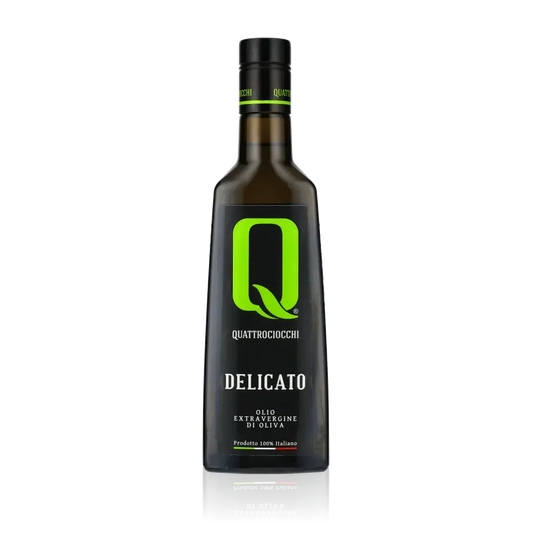 Quattrociocchi Delicato Olivenöl Flasche vor schwarzem Hintergrund.