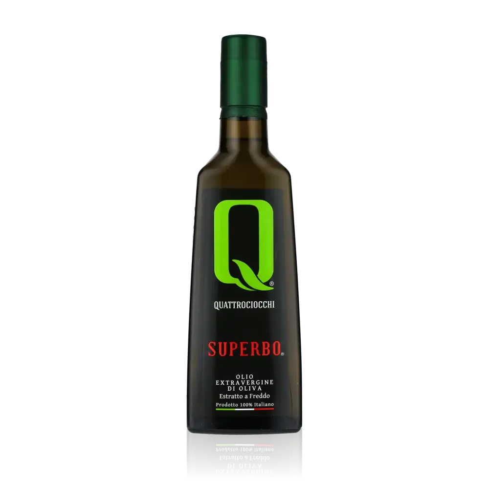 Quattrociocchi Superbo Olivenöl Flasche vor schwarzem Hintergrund.