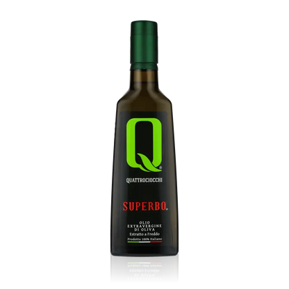 Quattrociocchi Superbo Olivenöl Flasche vor schwarzem Hintergrund.