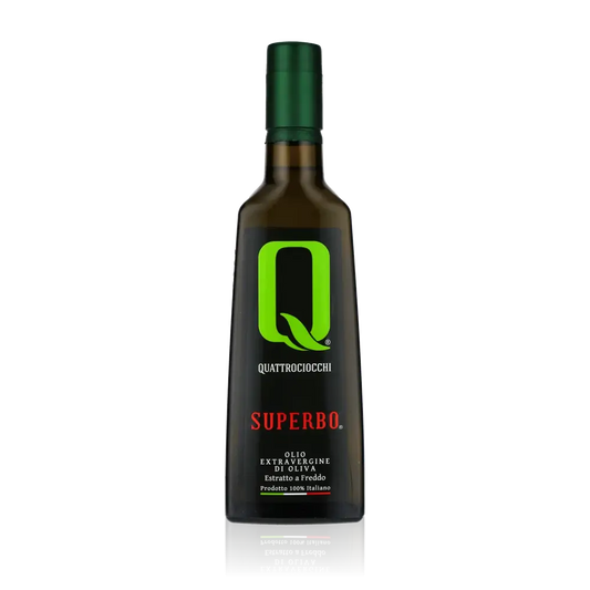 Quattrociocchi Superbo Olivenöl Flasche vor schwarzem Hintergrund.