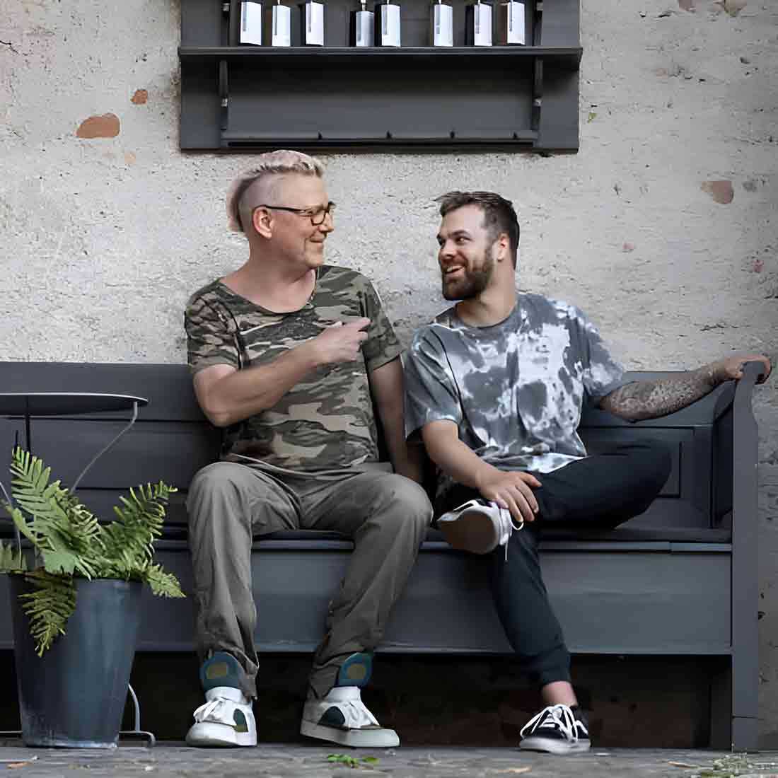 Zwei Männer auf einer Bank.