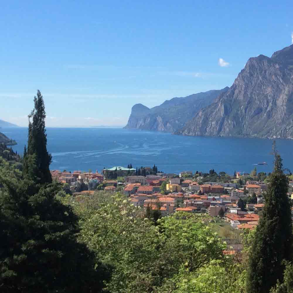 Blick auf See und Berge.