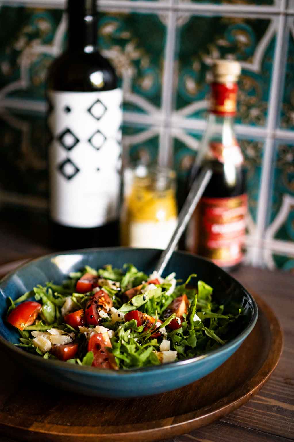 Rucola, Parmesan und Kirschtomaten mit einem Balsamico-Dressing verfeinert