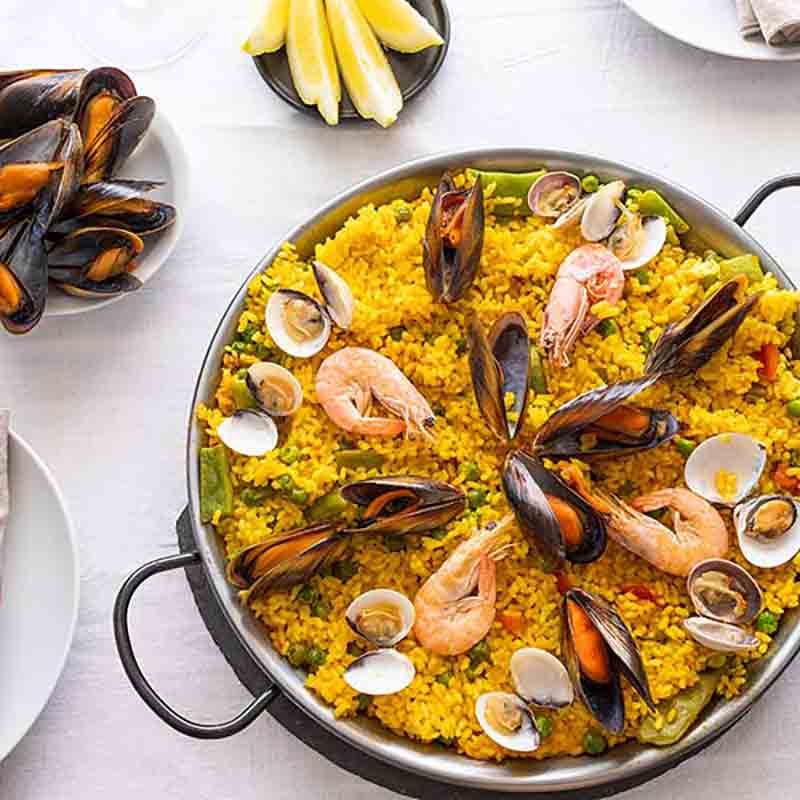 Paella mit Meeresfrüchten und Safran.