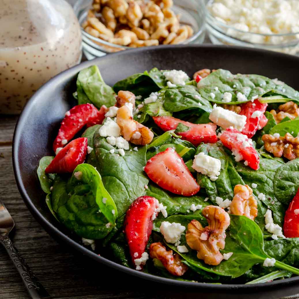 Salat mit fruchtigen Erdbeeren