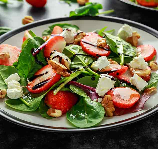 Salat mit Cavalli Balsamico, Spinat, Erdbeeren, Walnüssen, Feta.