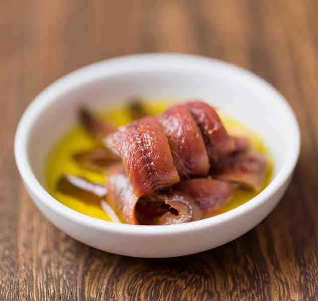 Sardellen in Olivenöl in Schale.