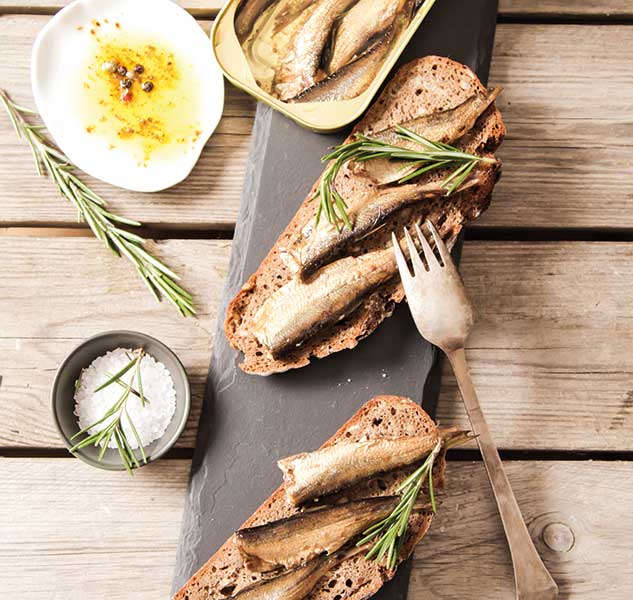 Sardinen auf Brot mit Rosmarin und Olivenöl-Dip.