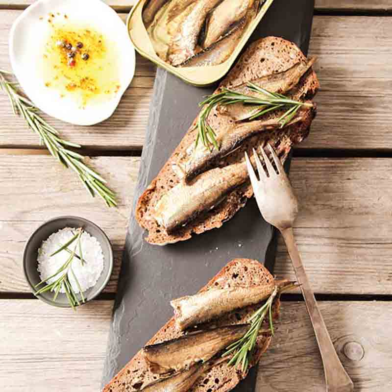 Sardinen auf Brot mit Rosmarin und Olivenöl-Dip.