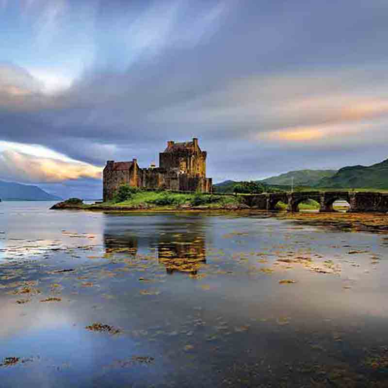 Schottisches Schloss am Seeufer.