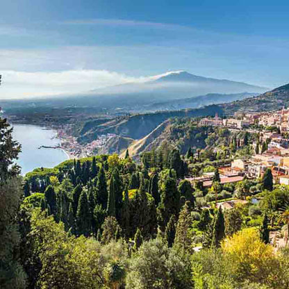 Blick über die Küste von Sizilien bis zum Vulkan Ätna.