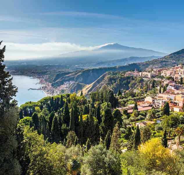 Landschaft mit Ätna und Küste.