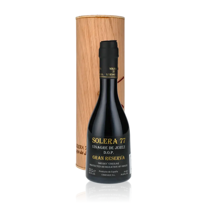 Flasche Solera 77 Sherry-Essig mit Holzkiste.