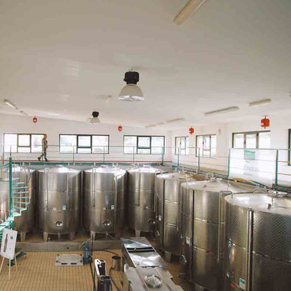 Große Edelstahltanks in Lagerhalle.