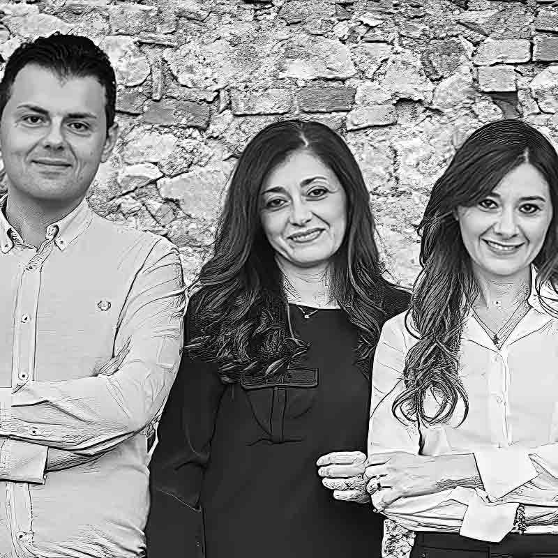 Drei Familienmitglieder der Familie Librandi. Die Bio-Ölmühle war Betrieb des Jahres 2021. Ausgezeichnet durch Flos Olei.