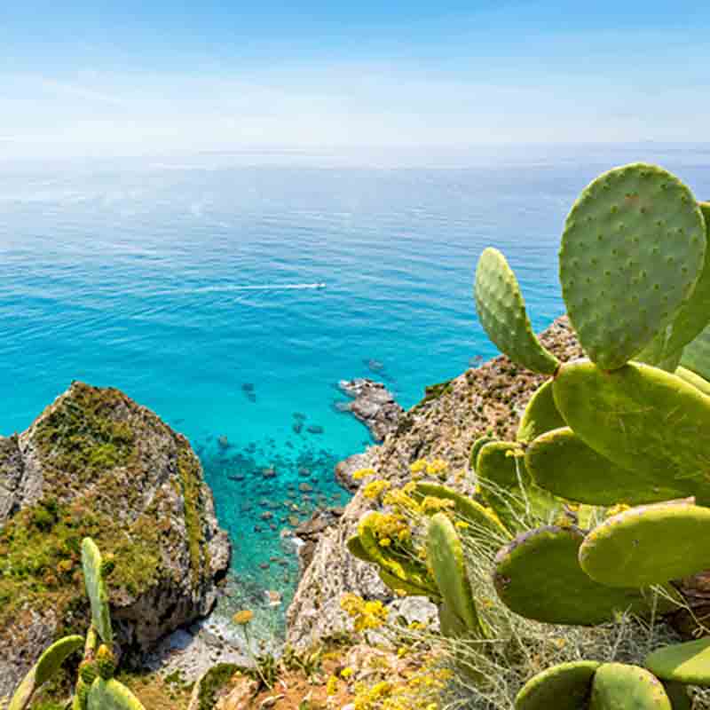 Blick auf das Meer von der Küste Kalabriens.