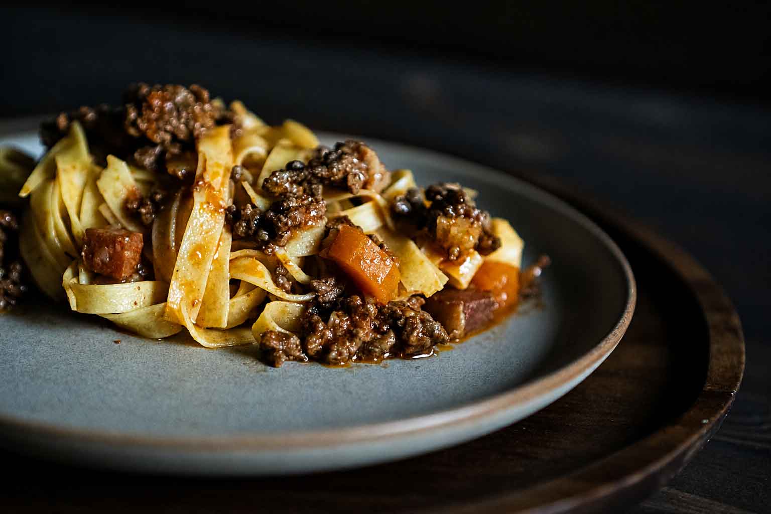Tagliatelle mit Ragù alla Bolognese auf einem Teller