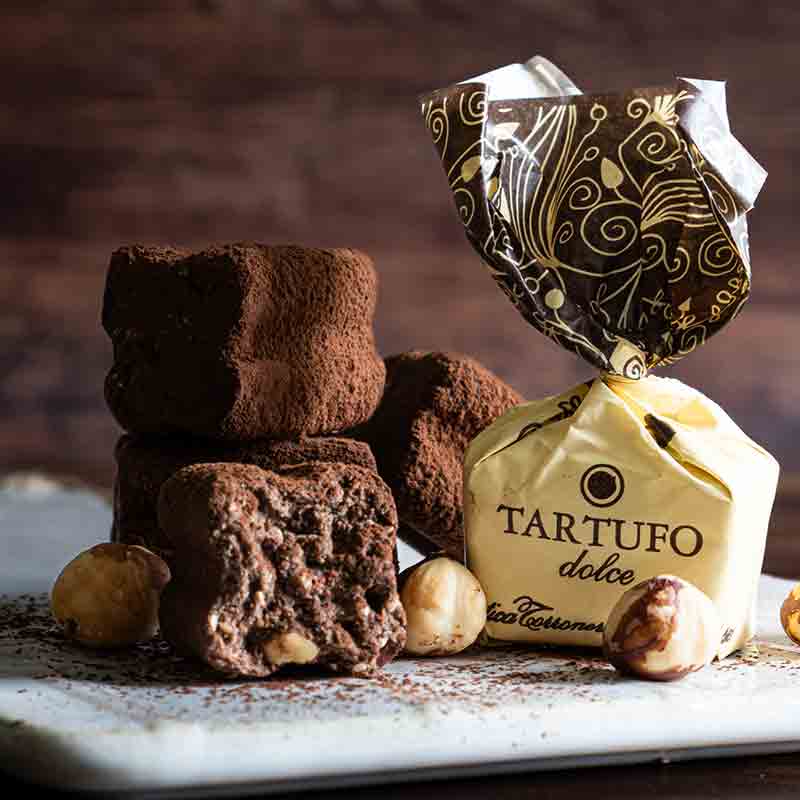 Schokoladentrüffel und Haselnüsse, Tartufo dolce Verpackung sichtbar.