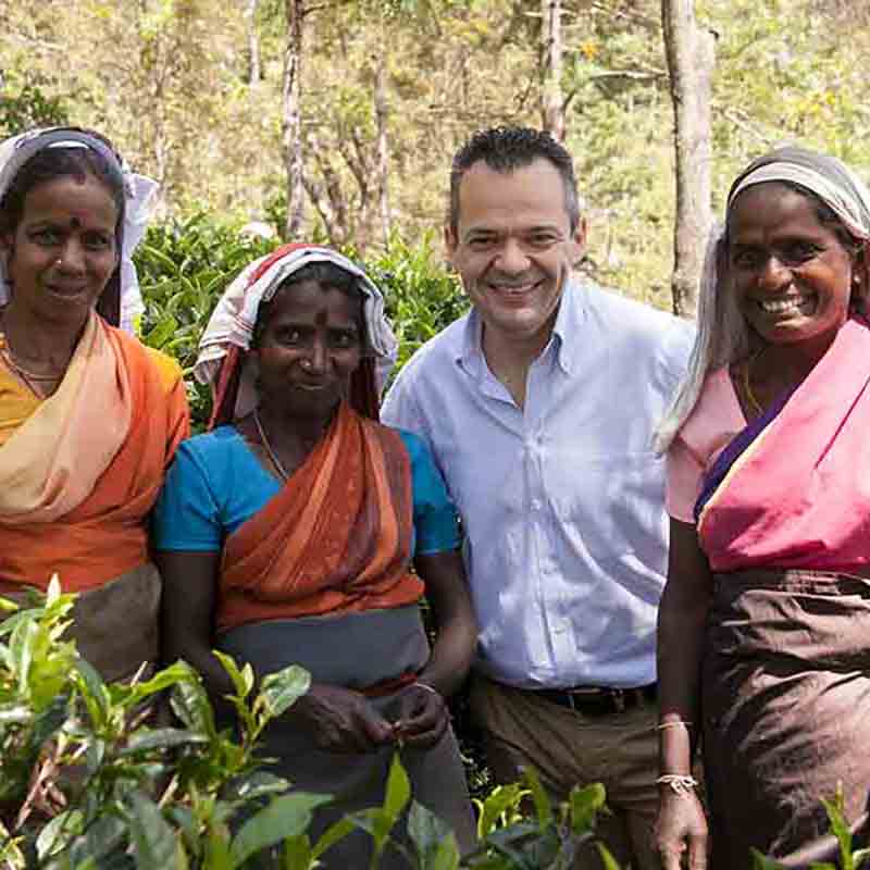 Personen in Teefeld stehend.