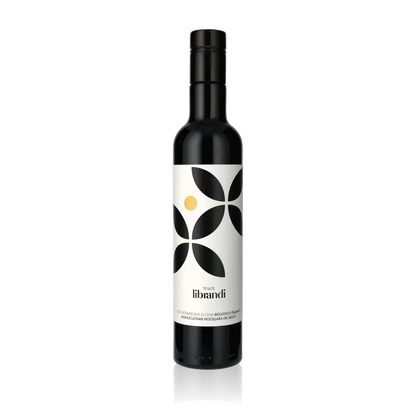 Flasche Tenute Librandi Bio-Olivenöl vor schwarzem Hintergrund.