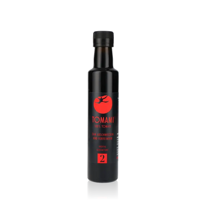 Tomami Würzmittel Flasche mit rotem Etikett auf schwarzem Hintergrund.