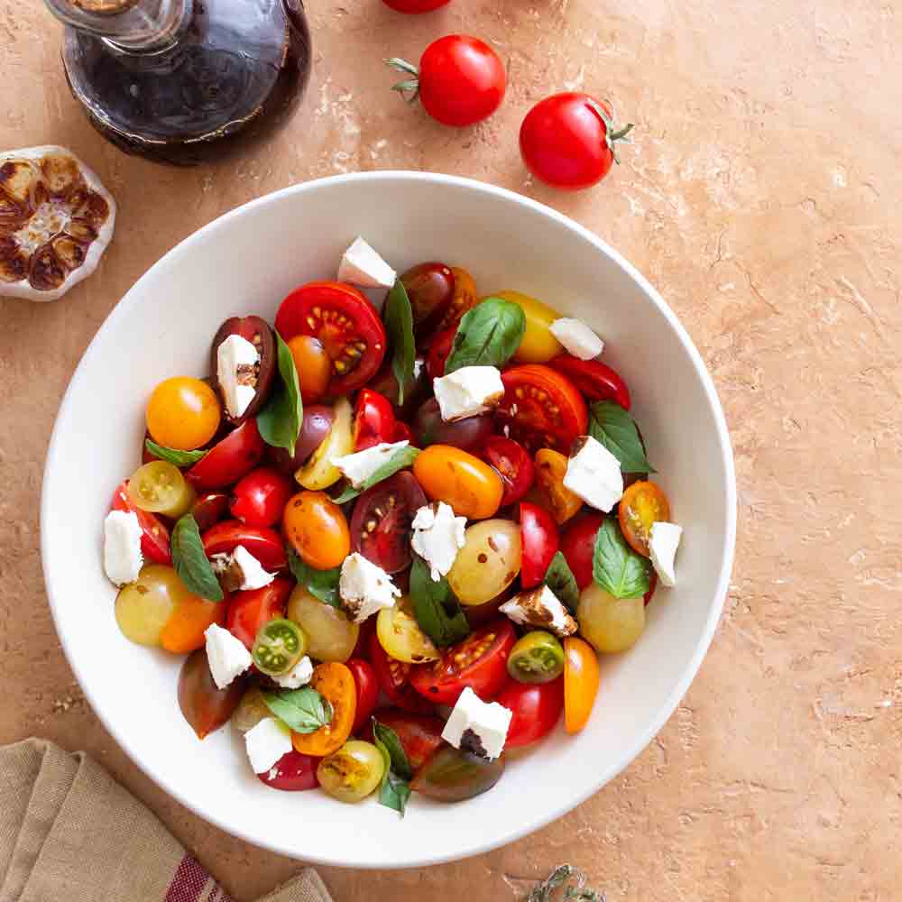 Tomatensalat mit Balsamico, Kirschtomaten, Basilikum und Feta.