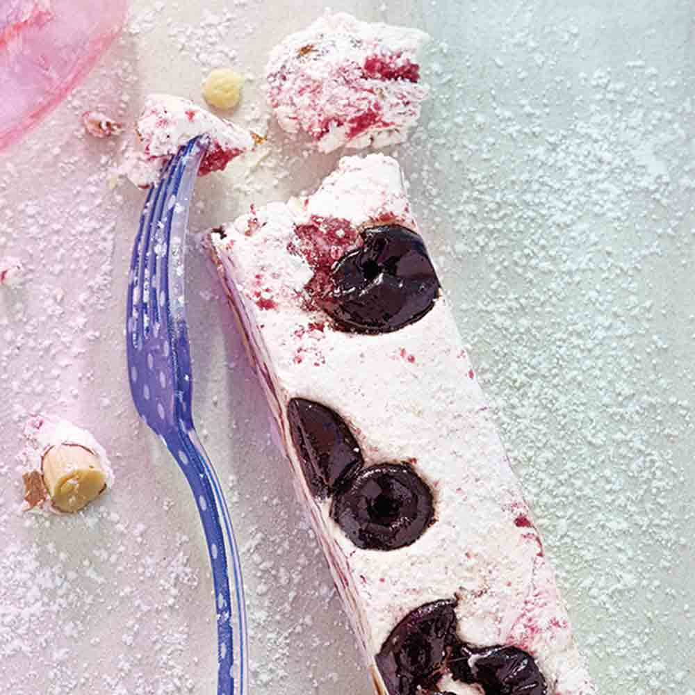 Nougat mit Kirschen und Gabel.