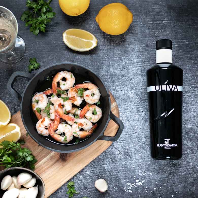 Garnelenpfanne, Zitronen, Uliva Olivenöl, Petersilie, Knoblauch, Wein, Holzbrett.