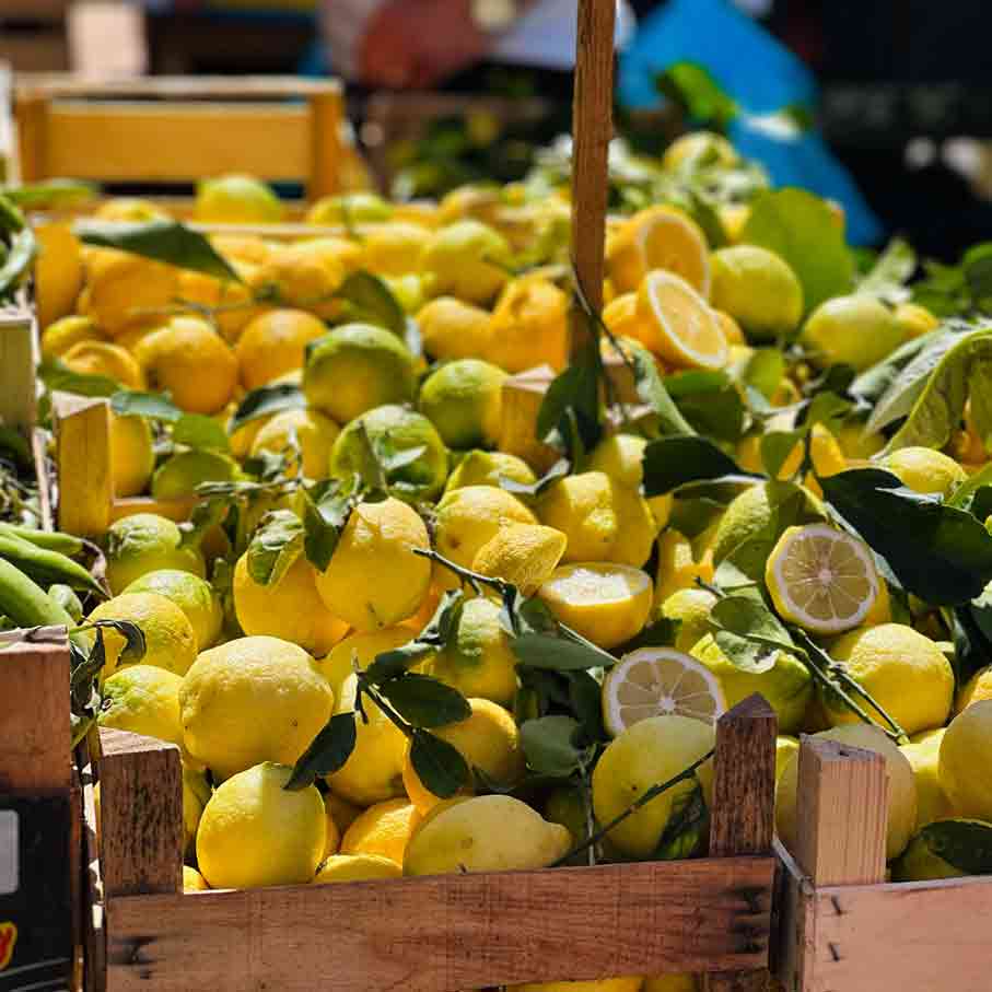 Zitronen in Holzkisten auf Markt.