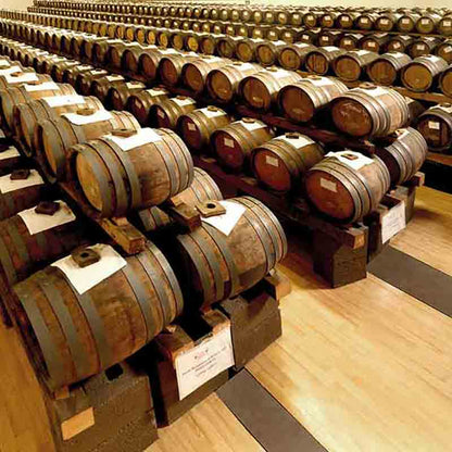 Holzfässer in Reihen für Essigproduktion in Lagerhalle.