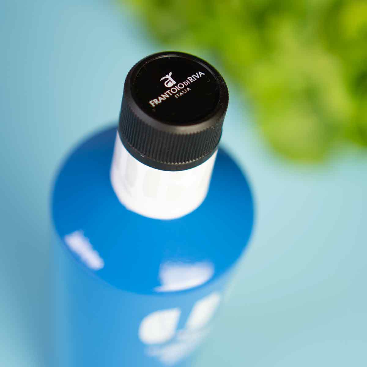 Olivenölflasche mit Frantoio Riva Markenlogo auf dem Deckel.