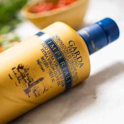 Olivenölflasche "Garda Imperiale" auf Tisch liegend.