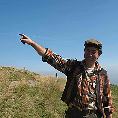 Mann zeigt auf Landschaft.