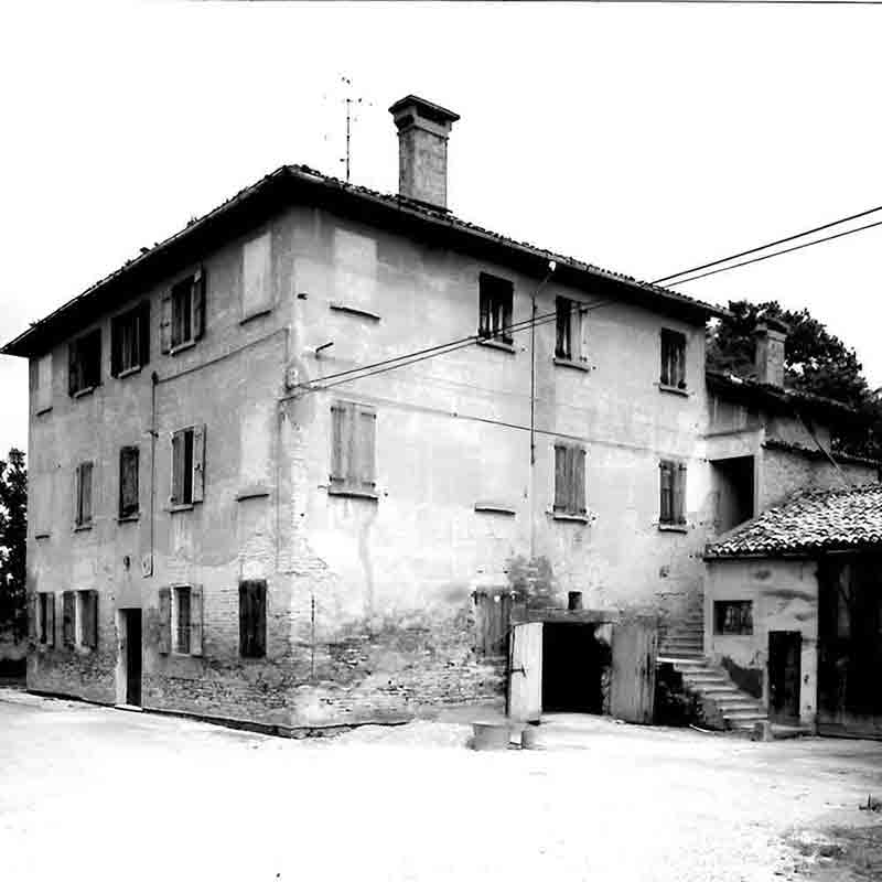Altes Gebäude mit Treppe außen.