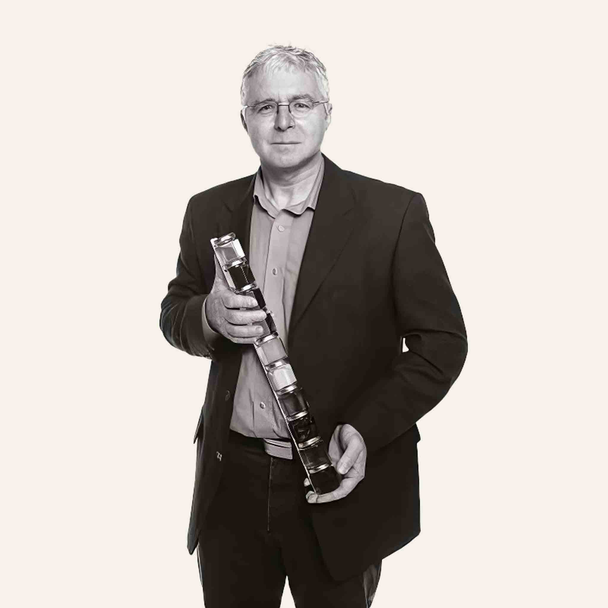 Mann hält Flaschen mit Feinkost.