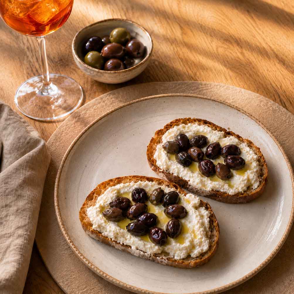 Oliven-Confit zum Aperitivo mit Getränk
