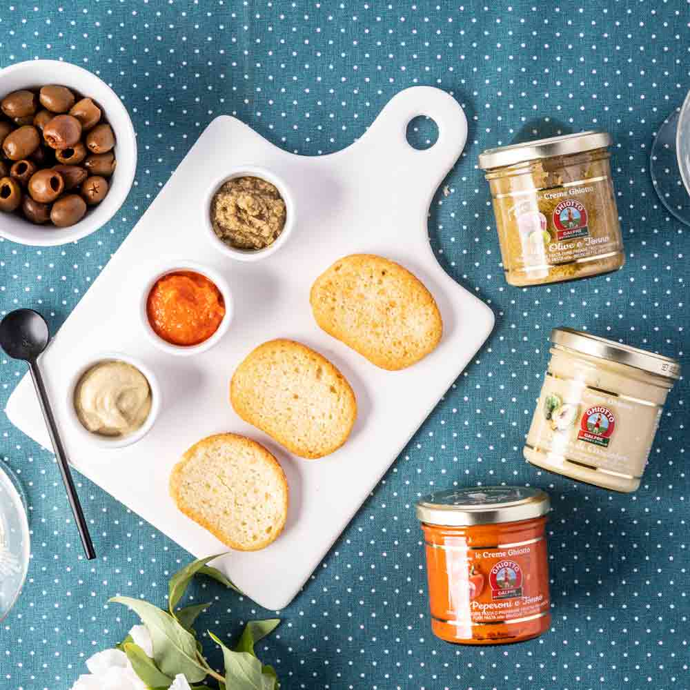 Aufstriche, Brot, Oliven, L'Epicurien Gläser, Tischdecke, Teller, Löffel.