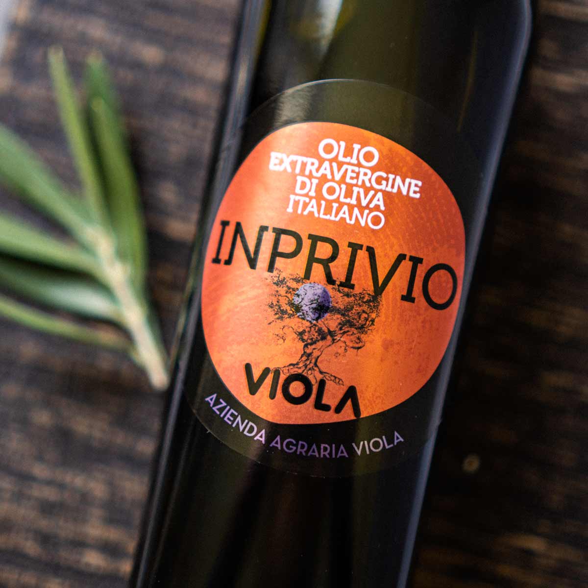 Olivenölflasche mit Etikett "INPRIVIO" von Azienda Agraria Viola.