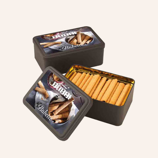 Feinkostgebäck in Babette-Dosen, geöffnet und geschlossen.