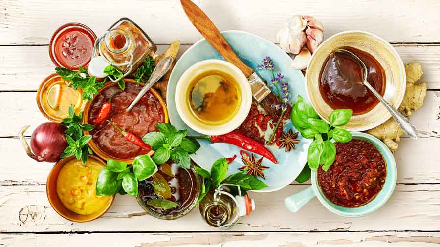 Verschiedene Marinaden und Saucen mit Kräutern und Gewürzen.