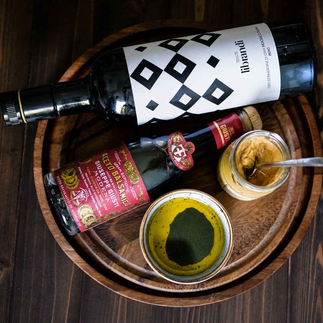 Balsamico-Dressing mit Zutaten aus leicht-fruchtigem Olivenöl von Tenute Librandi, einem Balsamico von Giuseppe Giusti und Senf von Edmont Fallot