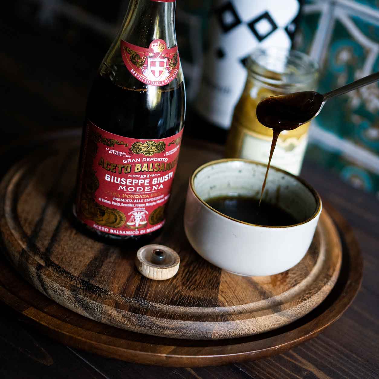 Balsamico Dressing: emulgiert, süß und dicht in einer kleinen schüssel neben einem Balsamico von Giuseppe Giusti