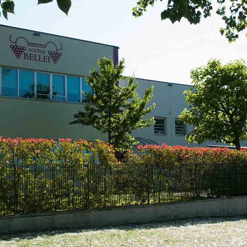 Gebäude mit Bäumen und Zaun.