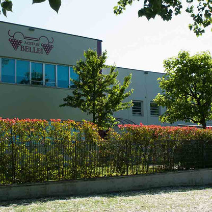 Gebäude mit Bäumen und Zaun.