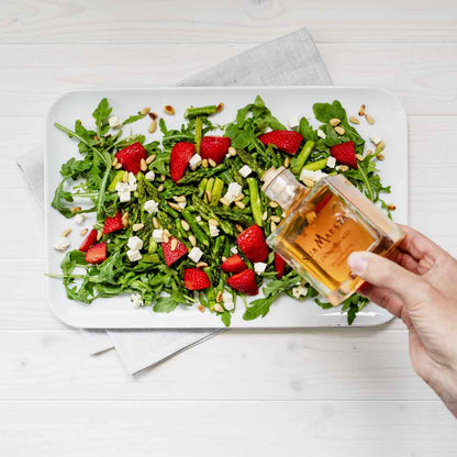 Salat mit Bellei Essig, Erdbeeren, Spargel und Rucola.