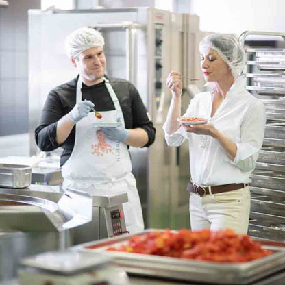 Bettina Fink-Haberl in der Küche beim Verkosten delikater Speisen.