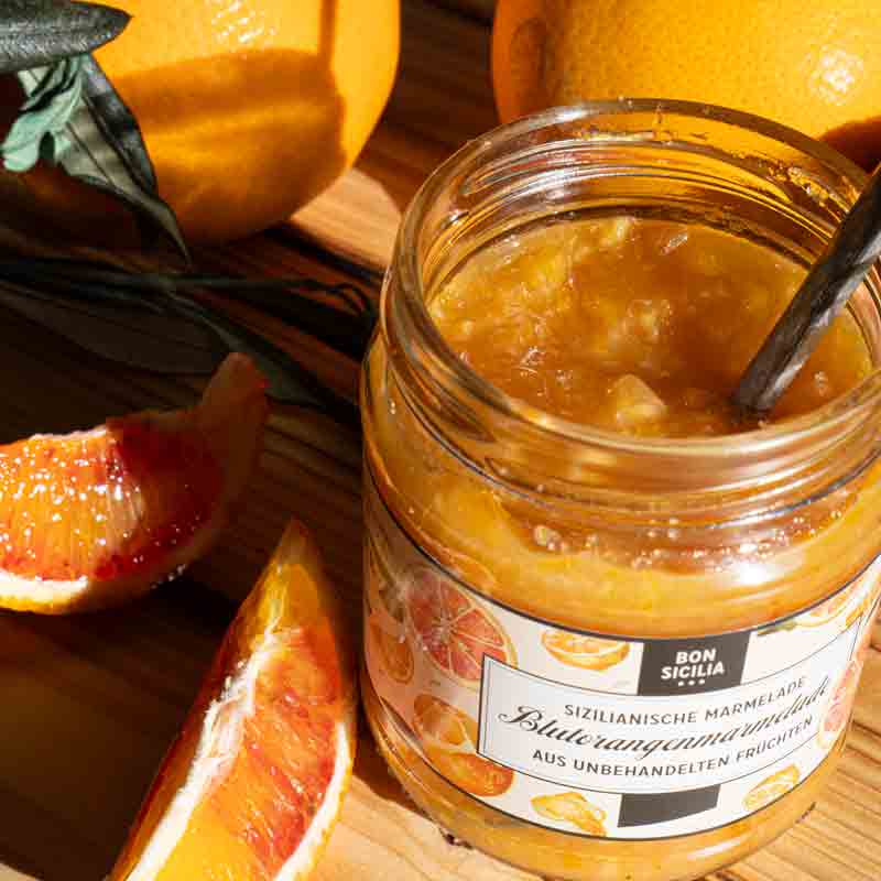 Sizilianische Blutorangenmarmelade von Bon Sicilia mit Orangen.