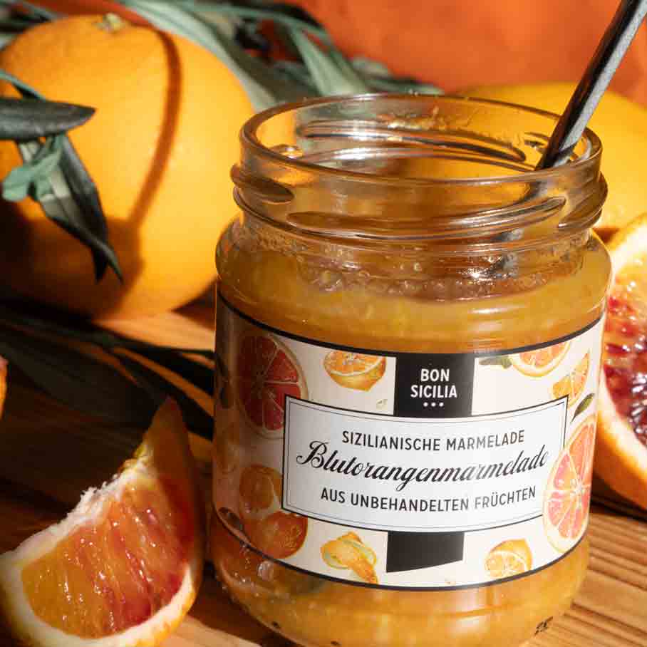 Bon Sicilia Blutorangenmarmelade im Glas mit Orangen.