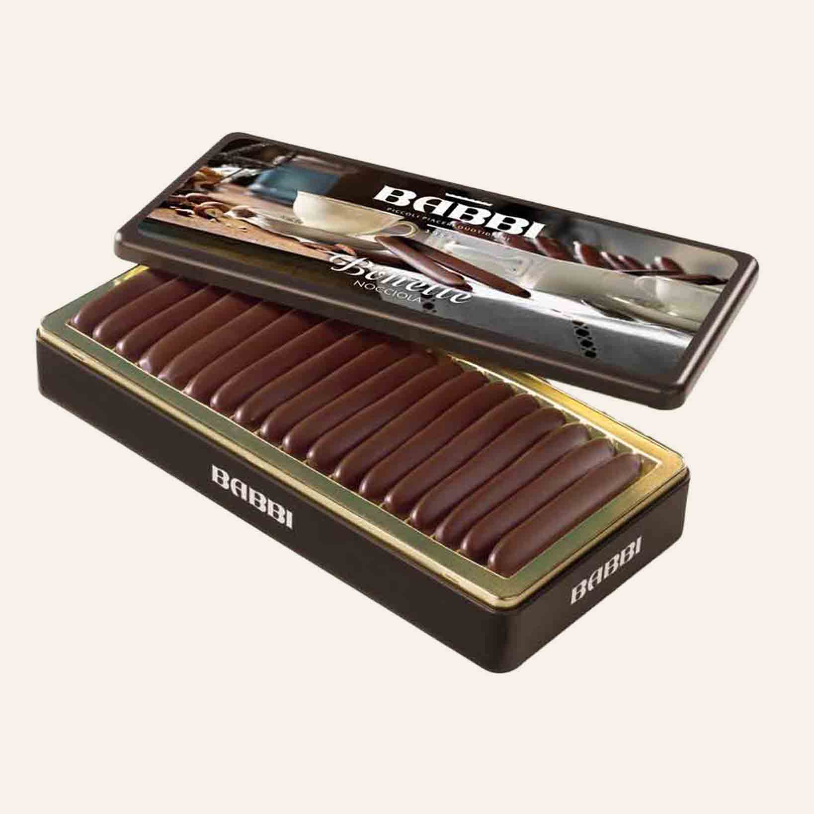 Schokoladenpralinen in geöffneter Dose.