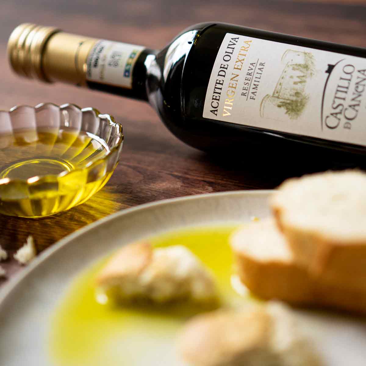 Olivenöl Castillo de Canena, Brot, Schale mit Olivenöl.